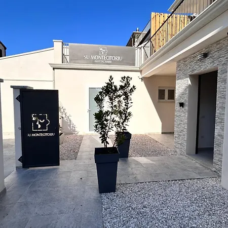 ゲストハウス Su Montecitoriu